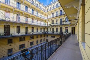 uma vista para o rio de um edifício com uma varanda em Synagogue Skyline View Walk to Deák & Fashion St em Budapeste