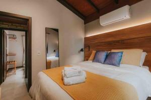 a bedroom with a large bed with towels on it at Odoyá Cabana à beria-mar in Governador Celso Ramos