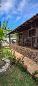 皮帕Porto do Sol - Chalé 07的房屋的庭院,配有桌子和长凳