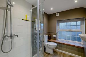 Vannituba majutusasutuses Cobblers Cottage - Holt +15 fotot