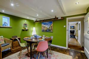 Televiisor ja/või meelelahutuskeskus majutusasutuses Cobblers Cottage - Holt