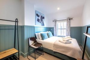 En eller flere senge i et værelse på Postmans Cottage