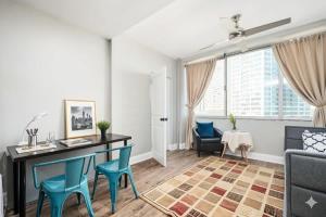 a living room with a desk and chairs at Limited Time Offer Downtown Stay Parking in Atlanta