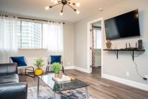 Una sala de estar con un sofá y un televisor en una pared. en Special Deal Downtown 2BR Walkable & Parking, en Atlanta 25 fotos más