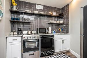 una cocina con estufa y microondas en Special Deal Downtown 2BR Walkable & Parking, en Atlanta