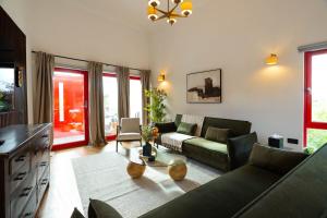 una sala de estar con un sofá y una mesa en Botanic House - 3BR Home - Private Parking, en Glasgow