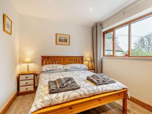 Stoboroughにある3 Bed in Stoborough DC157のタオルが敷かれたベッドのある寝室
