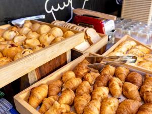 uma exibição de pães e bolos em bandejas de madeira em ibis budget Barranquilla em Barranquilla
