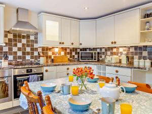 Billede fra billedgalleriet på 4 Bed in Wearhead 93527 i Wear Head