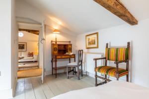 Habitación con cama, escritorio y silla. en The Stewards House at Wolterton Hall, en Itteringham