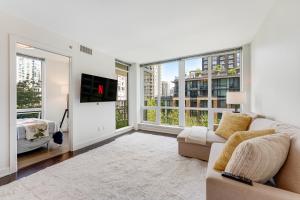 TV a/nebo společenská místnost v ubytování Modern 3BR Condo near BC Place and Rogers Arena