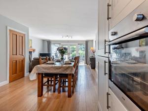 Η κουζίνα ή μικρή κουζίνα στο 2 Bed in Cosheston 60704