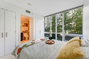 Postel nebo postele na pokoji v ubytování Modern 3BR Condo near BC Place and Rogers Arena