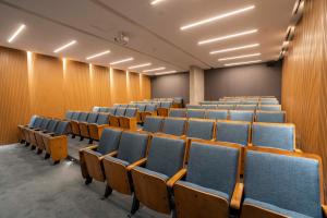 een lege collegezaal met blauwe stoelen erin bij Distrito Quartier Retiro in Buenos Aires +141 foto's