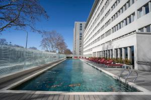 een zwembad voor een gebouw bij Distrito Quartier Retiro in Buenos Aires
