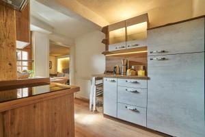 a large kitchen with wooden cabinets and a counter at Schinkel Ferienunterkünfte Quedlinburg UNESCO Altstadt, Parkplatz inkl in Quedlinburg