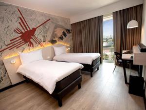 une chambre d'hôtel avec deux lits et un bureau dans l'établissement ibis Styles Lima Benavides Miraflores, à Lima 99 autres photos