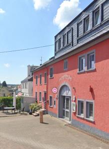 un edificio de ladrillo rojo al lado de una calle en Gästehaus Back, en Reinsfeld