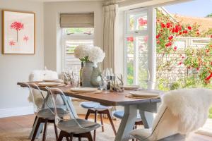 une salle à manger avec une table et des chaises en bois dans l'établissement Creake Cottage, à Burnham Market