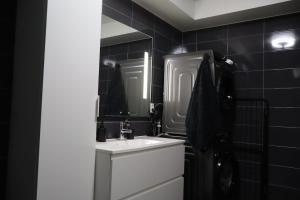 een badkamer met een wastafel en een spiegel bij Modern apartment on Kvaløya in Tromsø +29 foto's