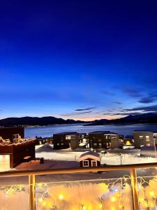 uitzicht op een haven 's nachts met verlichting bij Modern apartment on Kvaløya in Tromsø