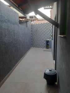 a room with a cement wall and a floor at Casa Bromélia in Lençóis +3 photos