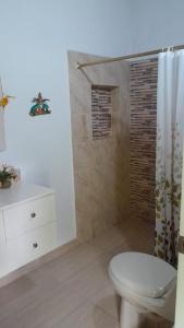 a bathroom with a white toilet and a shower at Hermosa Casa de campo cerca a Yolombo, las partidas in Yolombó