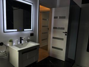 BorsaにあるRiverside A-frameの白い洗面台と鏡のあるバスルーム +17枚の写真