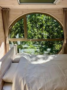 Postel nebo postele na pokoji v ubytování Furo Treehouse
