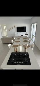 Awlād ‘UmarにあるVilla familiale piscine privée Djerbaのリビングルーム(コンロ付きのキッチン付)