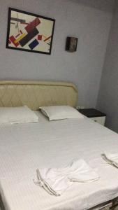 een bed met twee witte handdoeken erop bij Mango in Jerevan