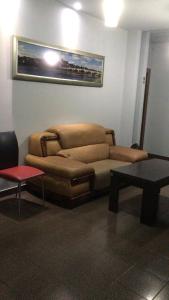 een woonkamer met een bank en een tafel bij Mango in Jerevan