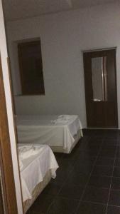 een kamer met 2 bedden in een kamer met een deur bij Mango in Jerevan