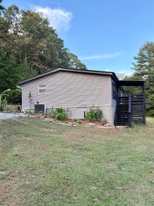 una casa con un garage in un cortile di Black Bear Hideaway a Pickens Altre 25 foto