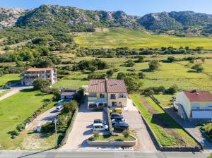 Una vista aérea de una casa con estacionamiento. en Apartments Sara & Kiki, en Baška