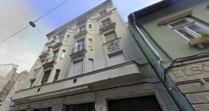 ein hohes Gebäude mit weißen und grünen in der Unterkunft Dandy Downtown Apt in Budapest