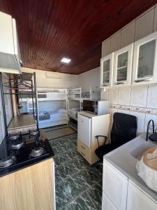 a kitchen with an open refrigerator and a sink at Pousada Luziânia - Conforto no Centro da Cidade in Luziânia +16 photos