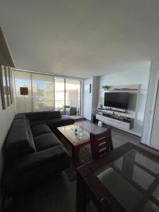 una sala de estar con un sofá y una mesa en San Alfonso Del Mar, Algarrobo, en Algarrobo