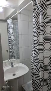 ein Badezimmer mit Waschbecken und Spiegel in der Unterkunft apartment Santiago downtown Paseo Bulnes in Santiago + 1 Foto