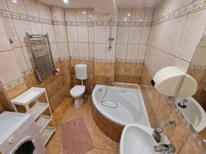Phòng tắm tại Balcesti Design Apartments - Walk to Old Town - Pumo Properties +42 ảnh