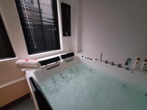 bagno con vasca e acqua di Loveroom Instants Secret Amiens ad Amiens