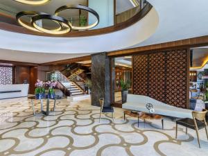 eine Lobby eines Hotels mit einer runden Decke in der Unterkunft Mövenpick Istanbul Hotel Golden Horn in Istanbul