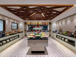 una linea a buffet con molti tipi diversi di cibo di Mövenpick Istanbul Hotel Golden Horn a Istanbul