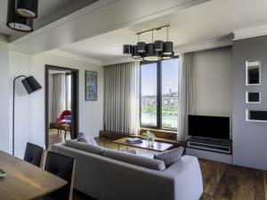 un salon avec deux canapés et une table dans l'établissement Mövenpick Istanbul Hotel Golden Horn, à Istanbul 141 autres photos