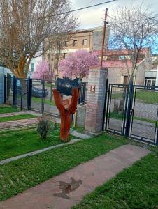 特来凡林Las Palomas的栅栏旁的消防栓雕像