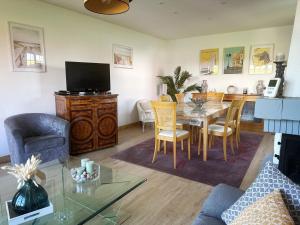 TV a/nebo společenská místnost v ubytování Maison Villa Sables-d'Olonne