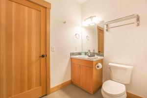 a bathroom with a toilet and a sink and a mirror at Annapurna - Meredith Lodging in Leavenworth +22 photos
