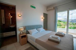 ハニア・タウンにあるVilla Vuna - Private pool -Sea viewのベッドとタオル2枚のある寝室