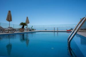 ハニア・タウンにあるVilla Vuna - Private pool -Sea viewのリゾートへ続く階段付きのスイミングプール