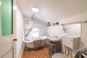 ein Badezimmer mit Badewanne und Waschbecken in der Unterkunft Cosy Character Home - 2 Beds in Malvern in Great Malvern